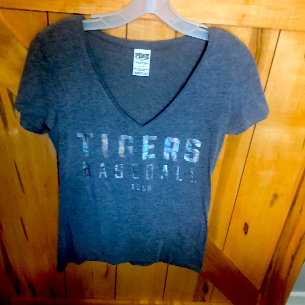 3/$15 Victoria secret pink Detroit tigers v-neck shirt small